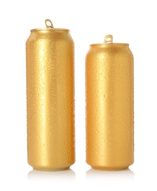 İki altın teneke kutu beyaza izole edilmiş