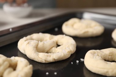 Sofrada çiğ kraker tepsisi, yakın plan.