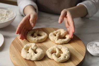 Mutfaktaki masada pişmemiş krakerleri olan kadın, yakın plan.