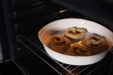 Fırında pişmemiş krakerlerle pişirme tabağı, yakın plan.