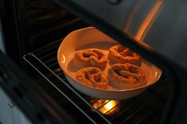 Fırında pişmemiş krakerlerle pişirme tabağı, yakın plan.