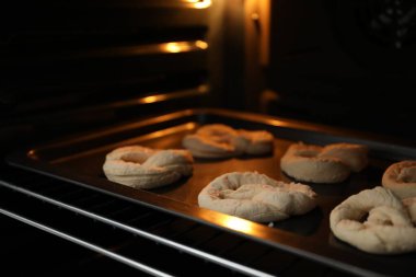 Fırında pişmemiş krakerlerle pişirme tabağı, yakın plan.