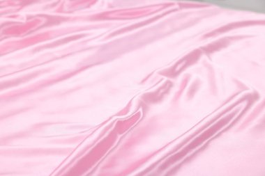 Lüks pembe ipek çarşaflar, yakın plan.