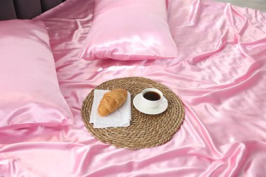 Kahve ve ipek çarşaflı kruvasan.