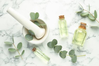 Beyaz mermer masa üzerinde gerekli yağ, okaliptüs yaprakları, harç ve tokmak şişeleri, düz yatıyordu.