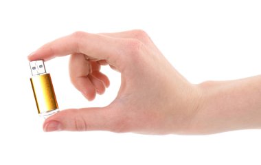 Beyaz arkaplanda USB bellek tutan kadın, yakın plan.