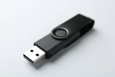 Beyaz arkaplanda bir flaş bellek, yakın plan