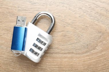 Flaş bellek ve kombinasyon kilidi ahşap arka planda, üst manzara. Metin için boşluk