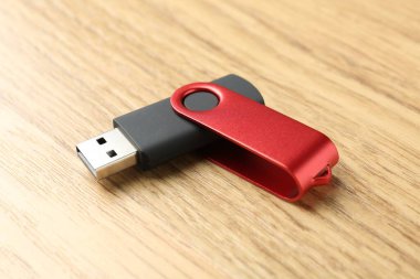 Tahta arka planda bir flaş bellek, yakın plan.