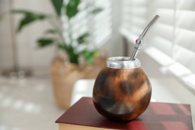 Geleneksel yba mate çayı pencere pervazında