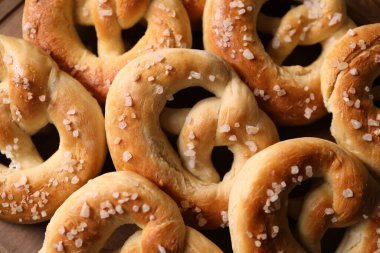 Lezzetli tuzlu krakerler masada, üst tarafta.