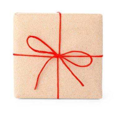 Kraft kağıdına sarılı hediye, yay beyaza izole edilmiş.