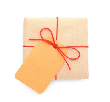 Kraft kağıdına sarılı bir hediye. Yay ve kart beyaz, üst görünümde izole edilmiş.
