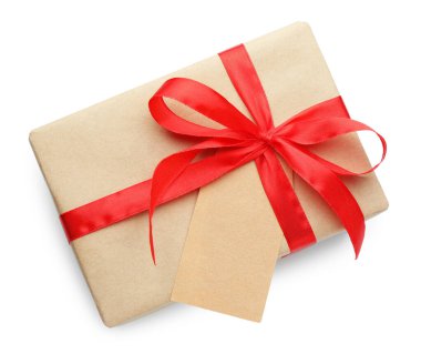 Kraft kağıdına sarılı bir hediye. Yay ve kart beyaz, üst görünümde izole edilmiş.