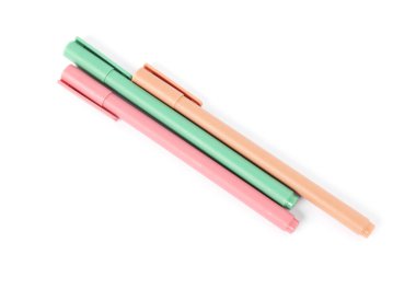 Beyaz üzerine izole edilmiş şık kalemler.