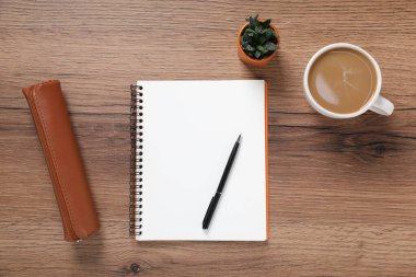Kalem, defter, kalem kutusu, kahve ve çiçek dekoru ahşap masa, düz uzanma