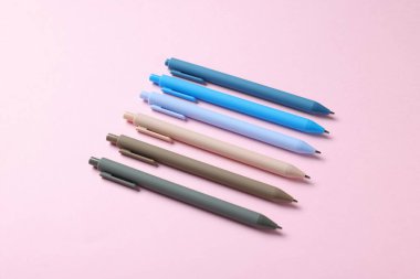 Pembe arka planda tükenmez kalem seti