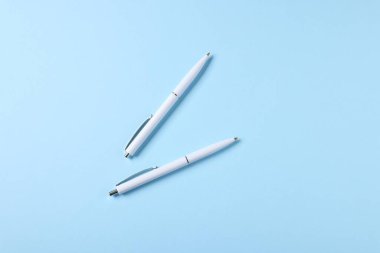 Açık mavi arkaplan üzerindeki kalemler, üst görünüm