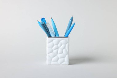 Gri arkaplandaki tükenmez kalemler