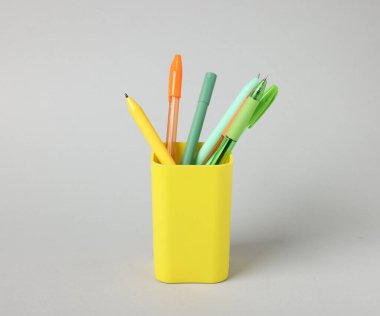 Gri arkaplandaki tükenmez kalemler