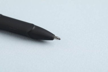 Gri arka planda bir tükenmez kalem, makro görüş. Metin için boşluk