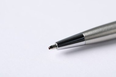 Hafif arka planda şık bir kalem, makro görünüm. Metin için boşluk