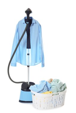 Modern dik vapur ve beyaz tenli temiz kıyafetler.