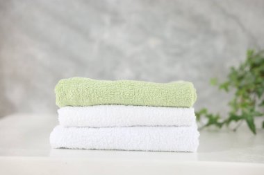 İçerideki beyaz masaya temiz havlu yığını, yakın plan.