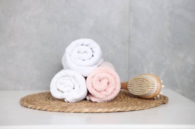 Temiz havlular ve beyaz masa içinde fırçalar.