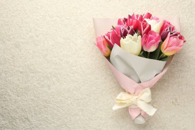 Beyaz desenli masa üzerinde güzel laleler, üst manzara. Metin için boşluk