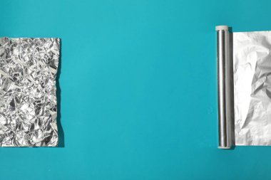 Açık mavi arkaplanda alüminyum folyo, düz. Metin için boşluk
