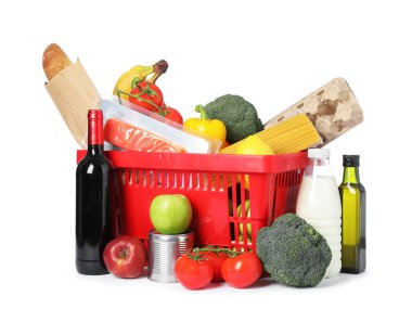 Beyaza izole edilmiş farklı ürünlerle dolu alışveriş sepeti.