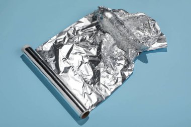 Mavi arkaplanda alüminyum folyo rulosu