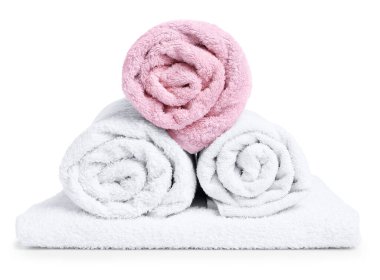 Birçok katlanmış havlu beyazın üzerinde izole edilmiş.