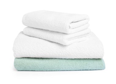 Beyaz üzerine izole edilmiş temiz havlu yığını