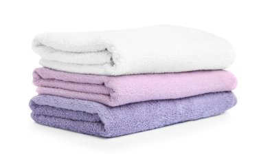 Beyaz üzerine izole edilmiş temiz havlu yığını