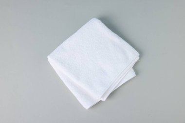 Gri arka planda temiz havlu, üst görünüm