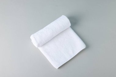 Gri arka planda temiz havlu, üst görünüm