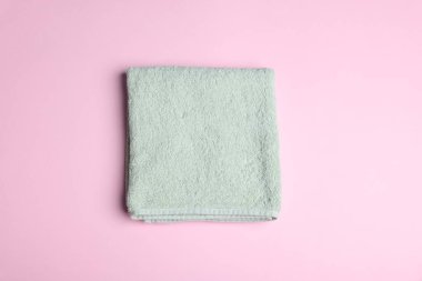 Pembe arka planda temiz havlu, üst görünüm
