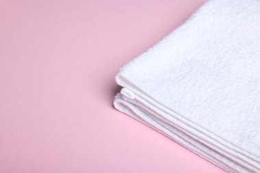 Pembe arka planda temiz havlu, yakın plan. Metin için boşluk
