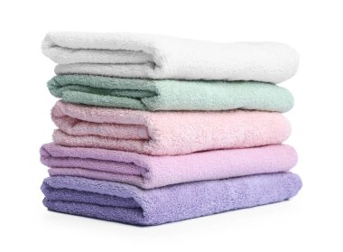 Beyaz üzerine izole edilmiş temiz havlu yığını