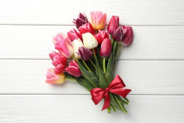 Beyaz ahşap arka planda güzel laleler, üst manzara.