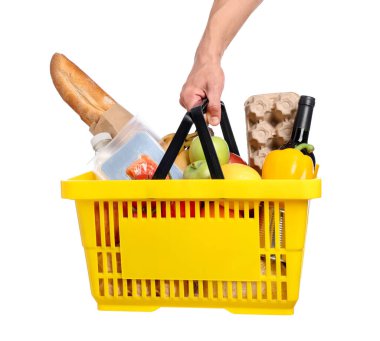 Beyaz arka planda farklı ürünleri olan alışveriş sepeti tutan adam, yakın plan.