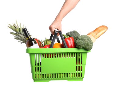 Beyaz arka planda farklı ürünleri olan alışveriş sepeti tutan adam, yakın plan.