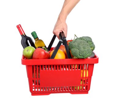 Beyaz arka planda farklı ürünleri olan alışveriş sepeti tutan adam, yakın plan.