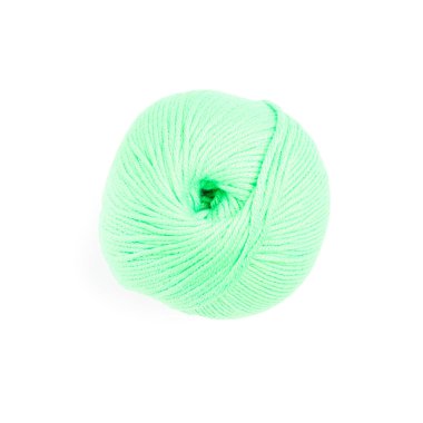 Yeşil yün iplik beyazda izole, üst görünümde