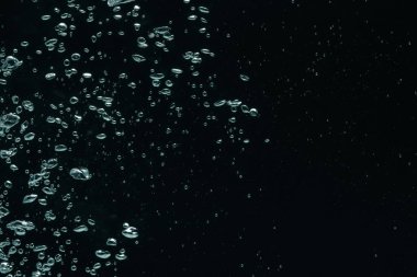 Siyah arka planda bir sürü su kabarcığı var, yakın plan. Metin için boşluk