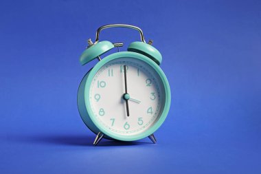Mavi arkaplanda bir turkuaz alarm saati