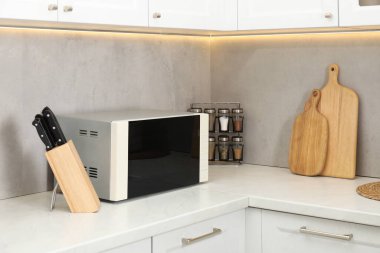 Mutfak tezgahında kapalı mikrodalga fırın.
