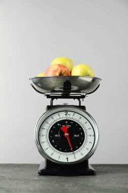 Gri masalı elmalı retroskopik mutfak terazisi